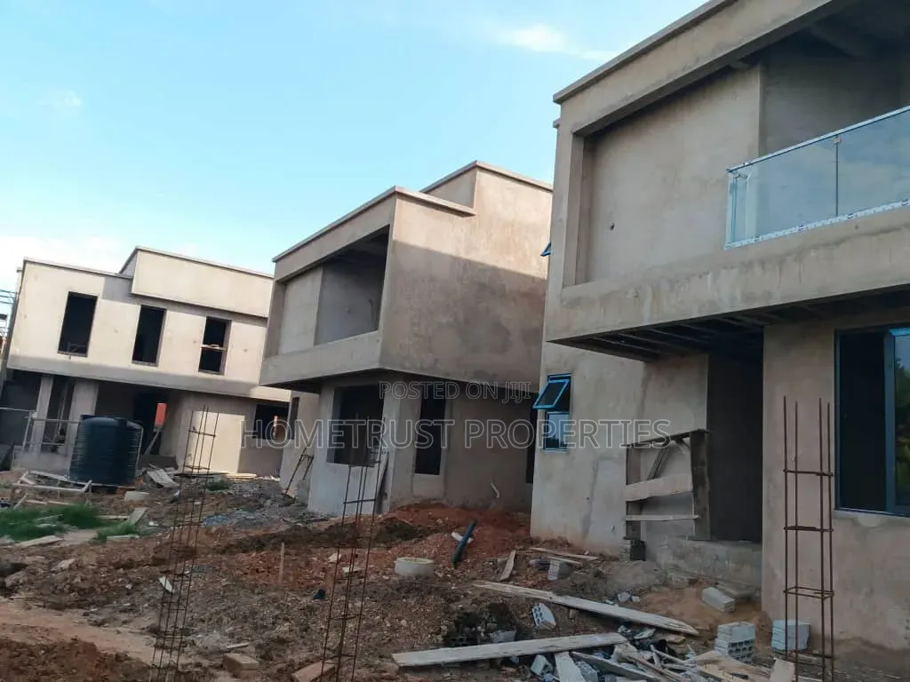 4bdrm Duplex in Sakumono for sale in Sakumono