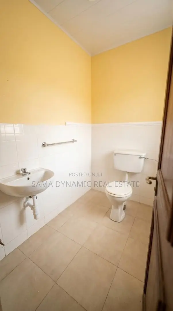 12bdrm House in Cantonment, Cantonments for rent in Cantonments