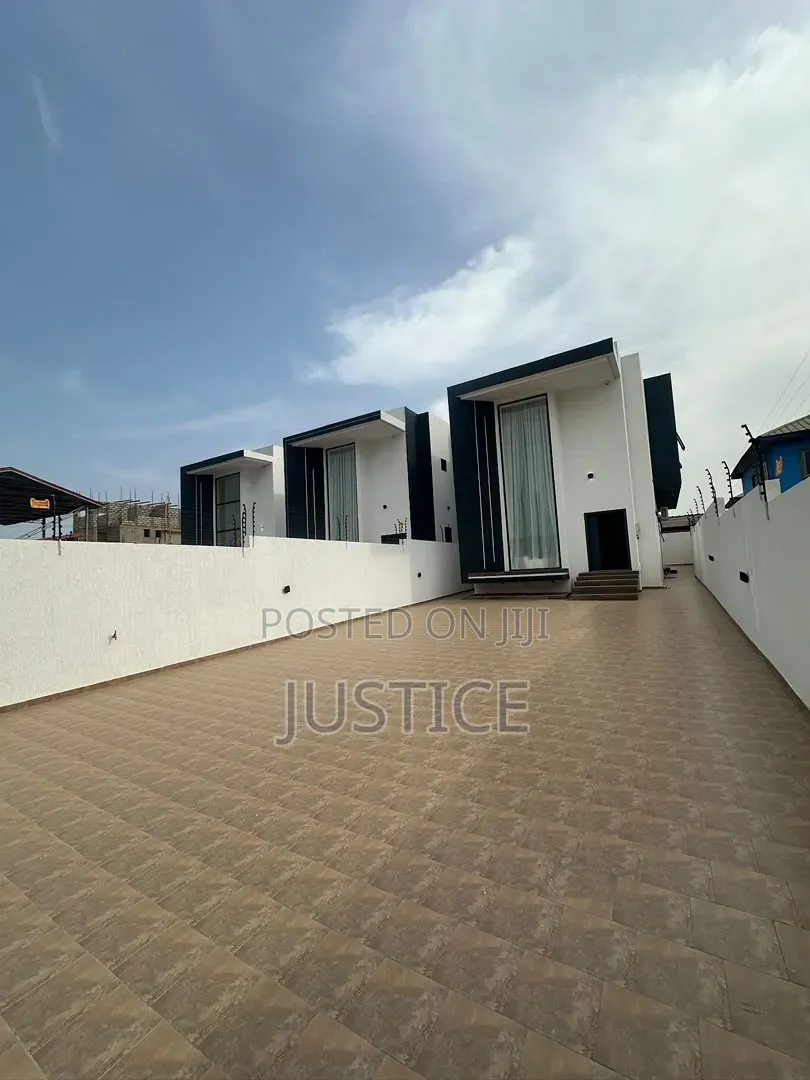 4bdrm House in Ashaley Botwe, School Junction for sale in School Junction