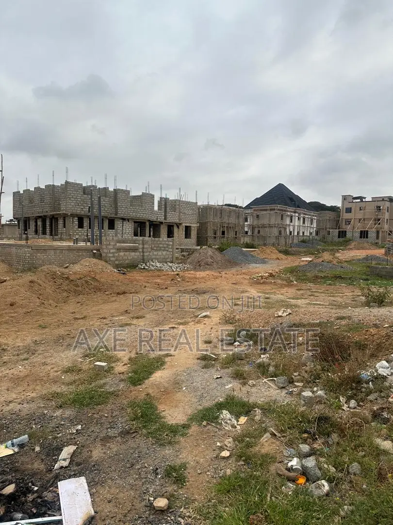 Spacious Plots With Generous Size: Tema Comm.25 in Community 25
