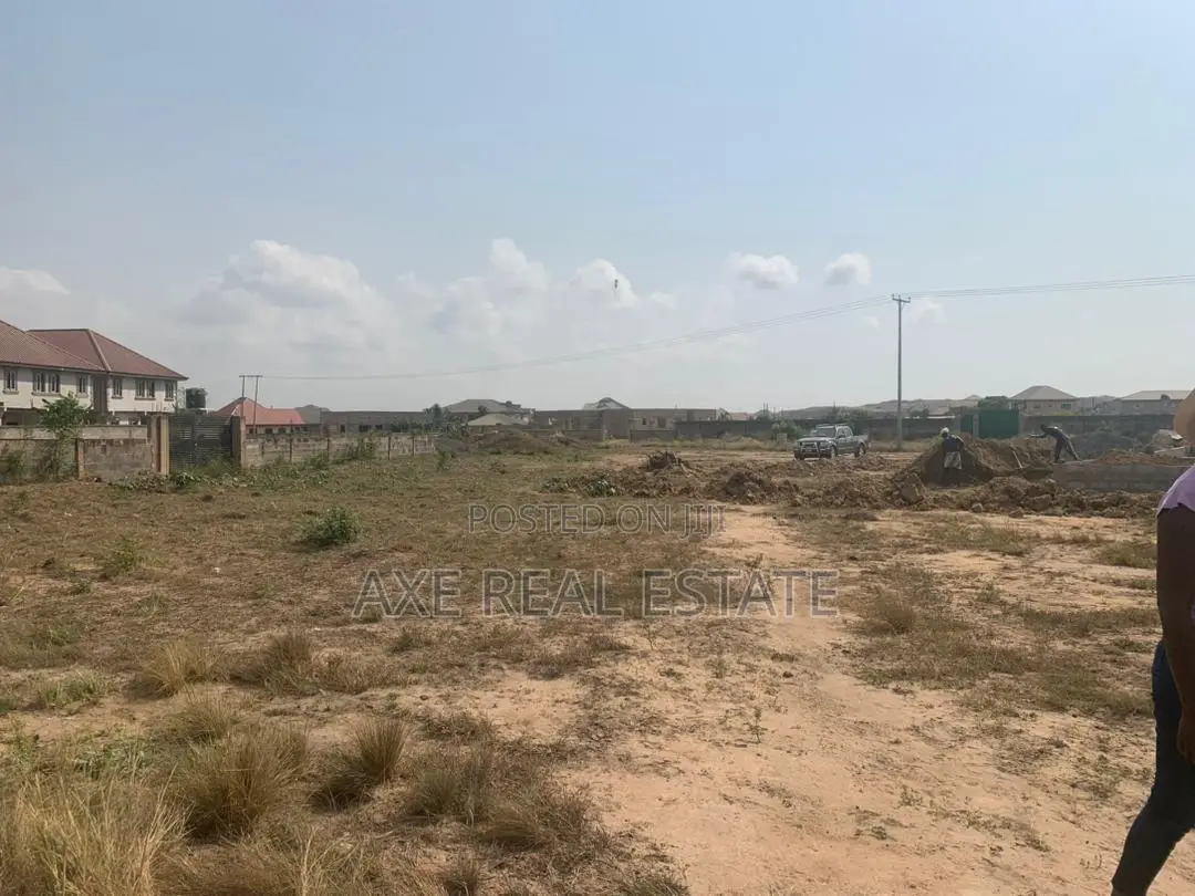 Spacious Plots With Generous Size: Tema Comm.25 in Community 25
