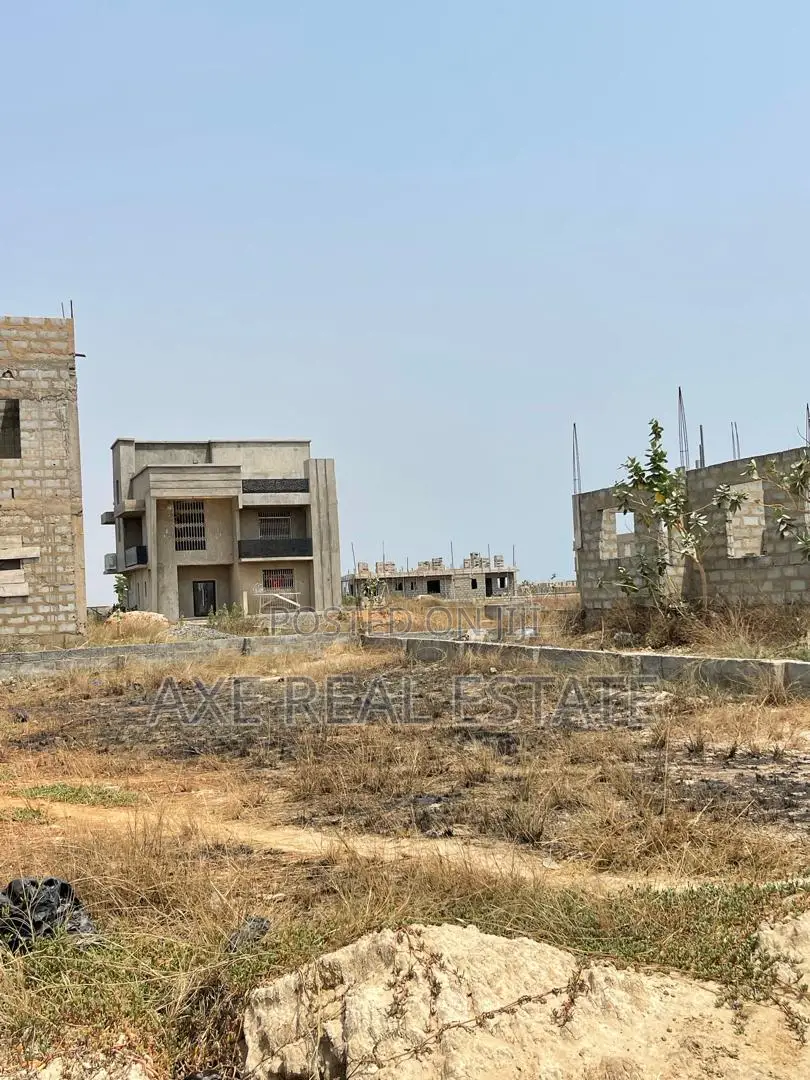Spacious Plots With Generous Size: Tema Comm.25 in Community 25