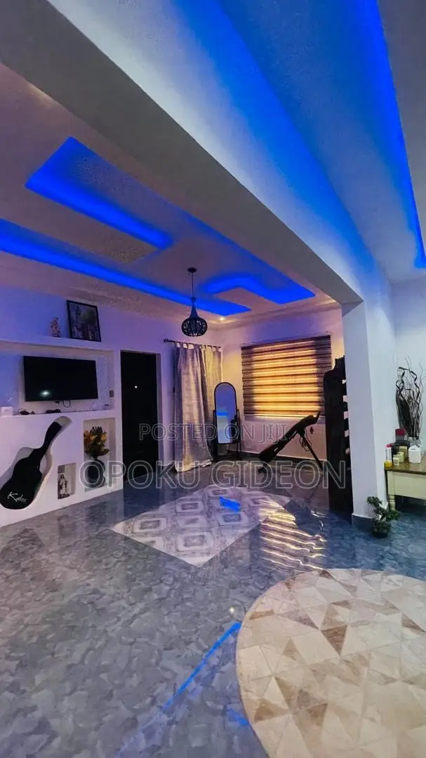 6bdrm Mansion in Afuaman, Manhean for sale in Manhean