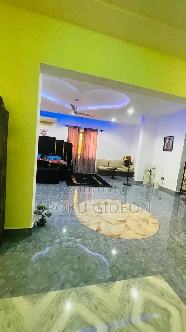6bdrm Mansion in Afuaman, Manhean for sale in Manhean