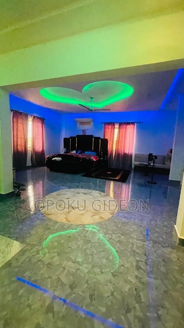 6bdrm Mansion in Afuaman, Manhean for sale in Manhean