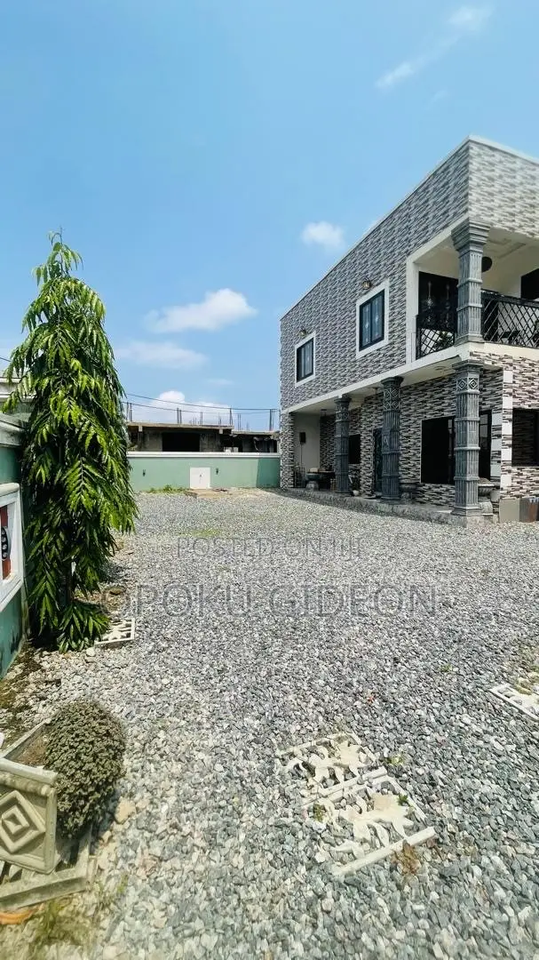 6bdrm Mansion in Afuaman, Manhean for sale in Manhean