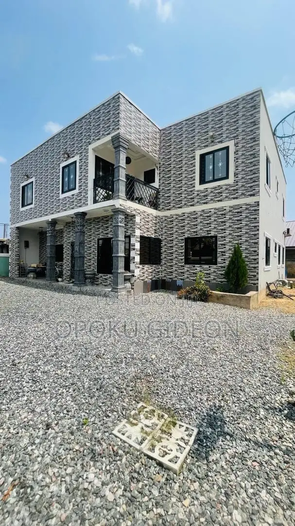 6bdrm Mansion in Afuaman, Manhean for sale in Manhean