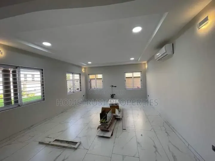 4bdrm Duplex in East Airport for sale in Airport Residential Area