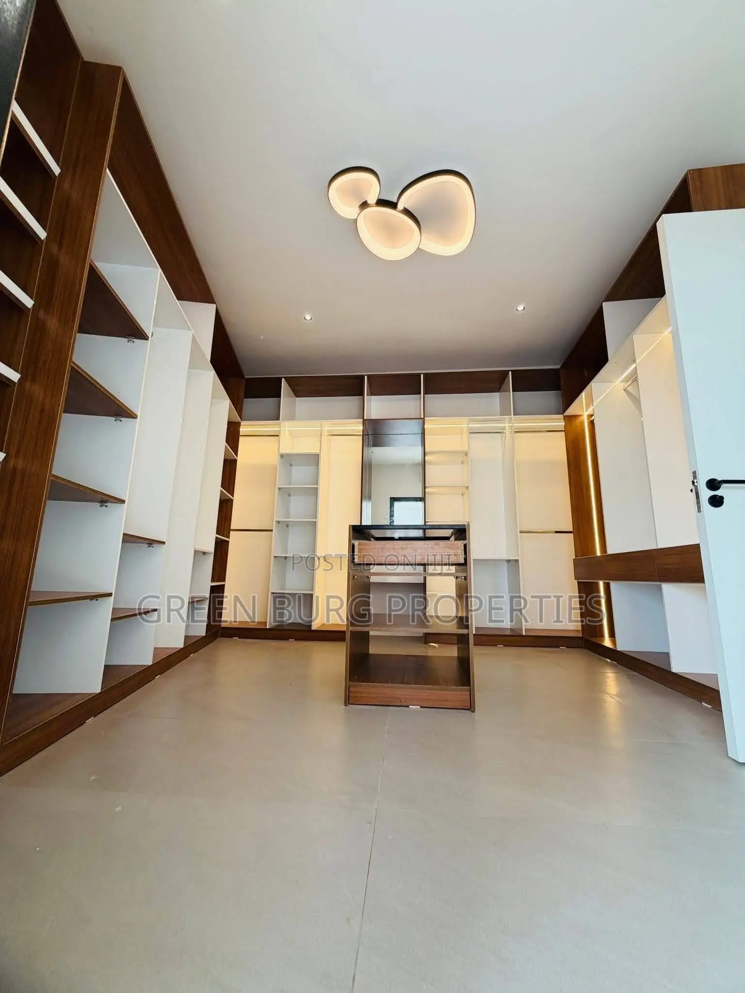 10bdrm Mansion in Green, Adjiriganor for sale in Adjiriganor