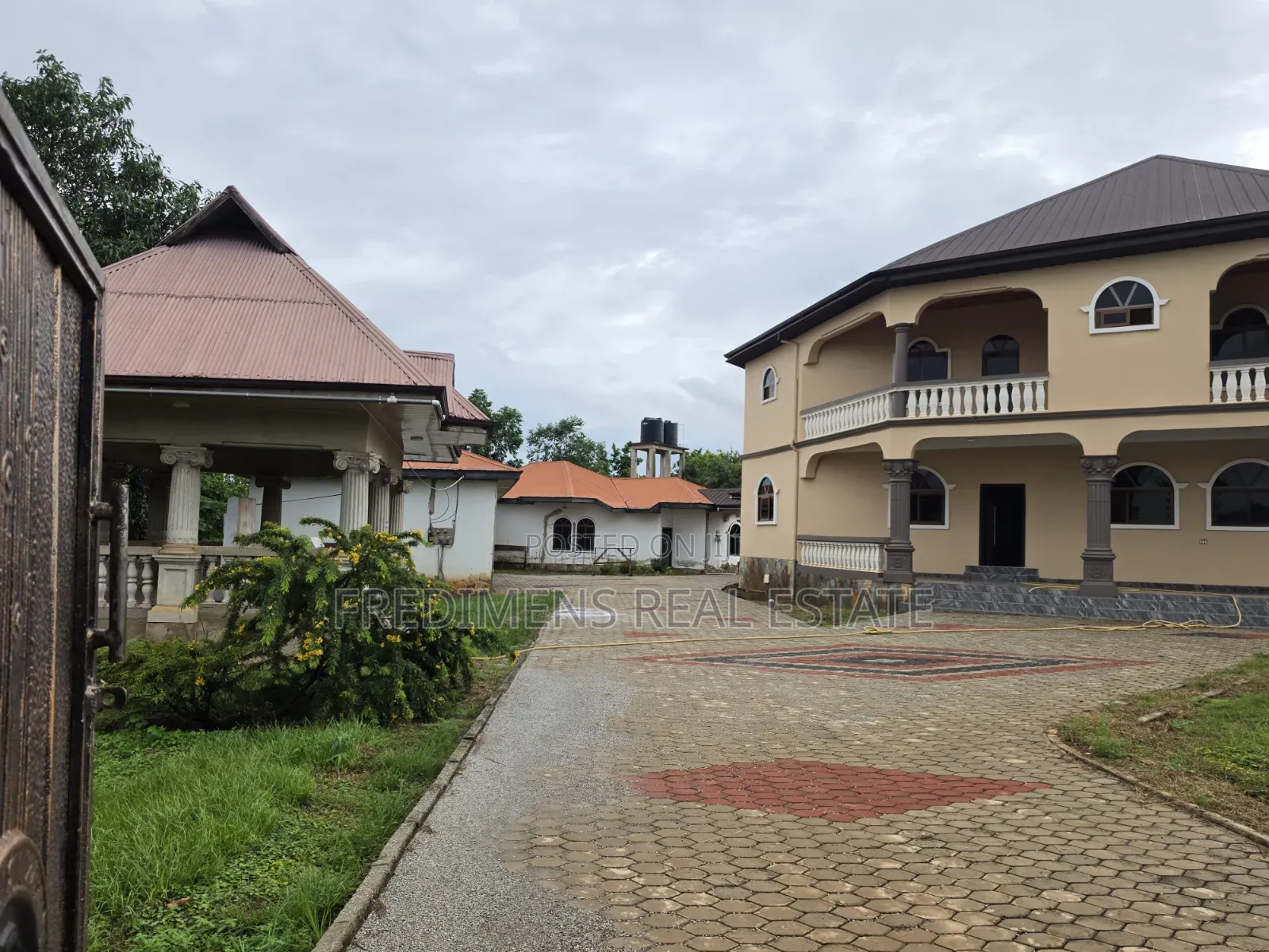 12bdrm House in Fredimens Real, Atwima Nwabiagya for sale in Atwima Nwabiagya