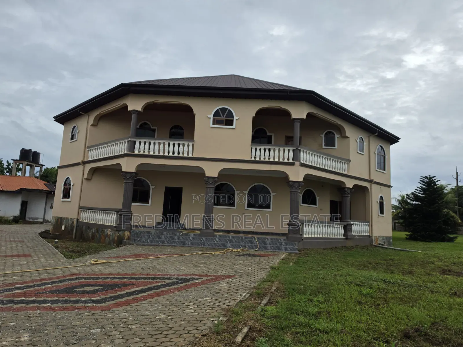 12bdrm House in Fredimens Real, Atwima Nwabiagya for sale in Atwima Nwabiagya