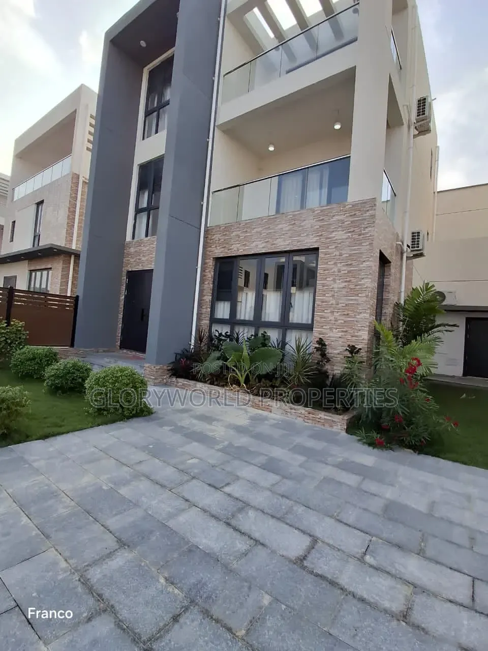Furnished 5bdrm Duplex in Sakumono for sale in Sakumono