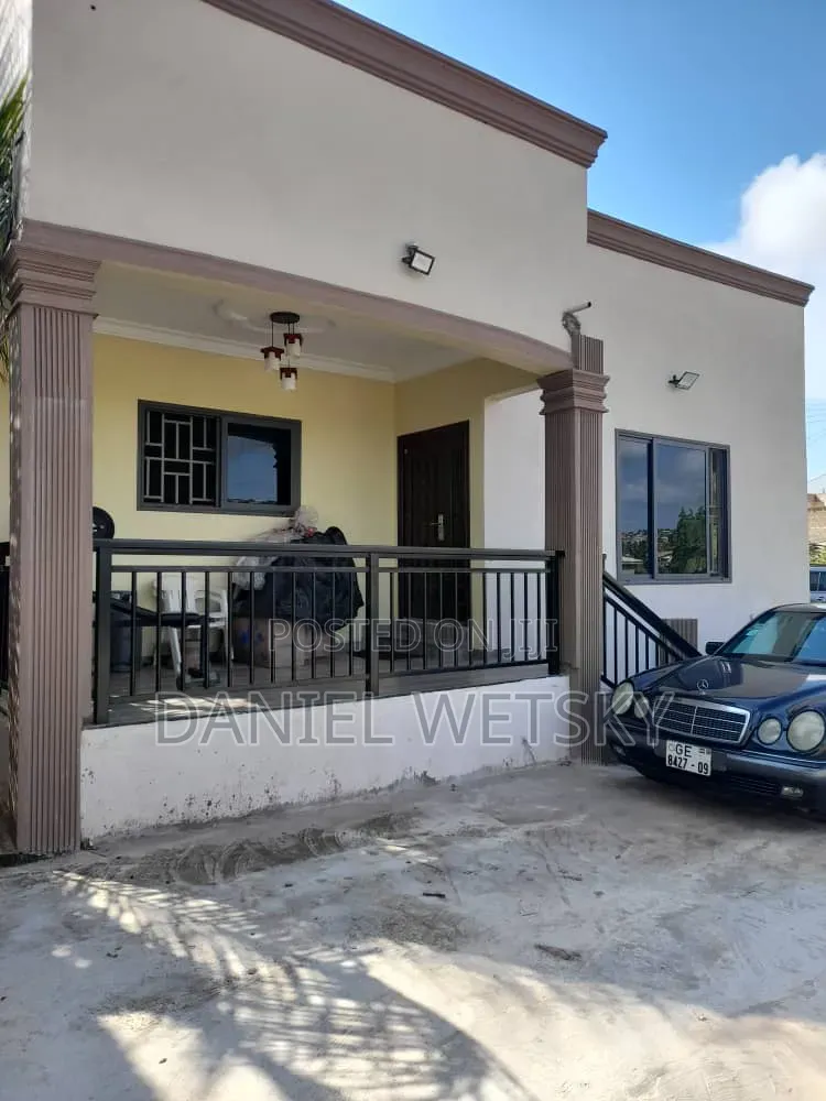 Furnished 4bdrm House in Anyaa Hayfron, Market for sale in Market