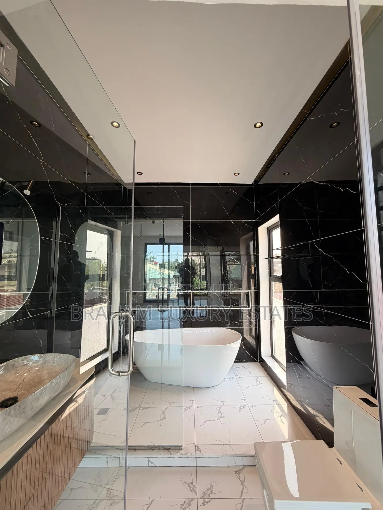 4bdrm House in Braham Luxury for sale in Lake Side Estate