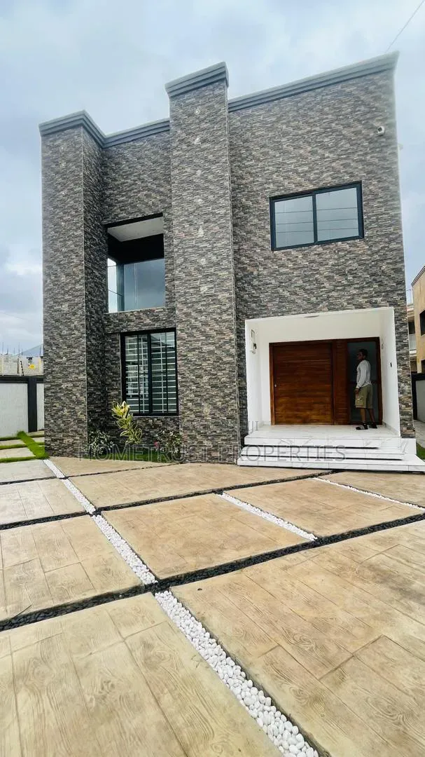 4bdrm Duplex in Ablekuma Canada, Pentecost for sale in Pentecost