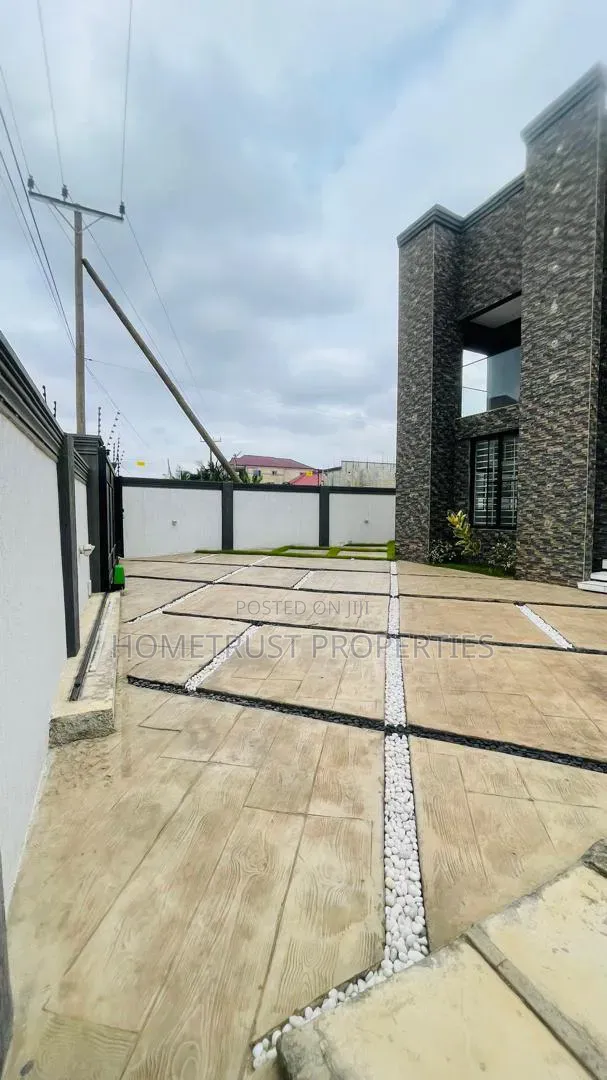 4bdrm Duplex in Ablekuma Canada, Pentecost for sale in Pentecost