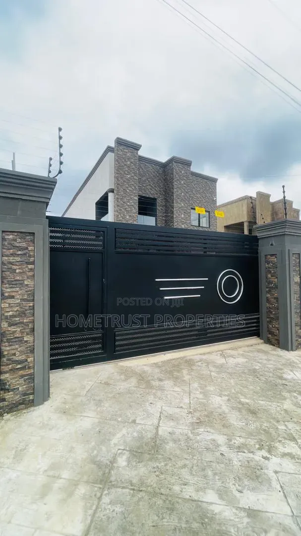 4bdrm Duplex in Ablekuma Canada, Pentecost for sale in Pentecost