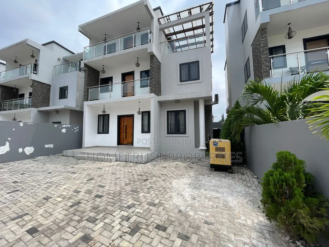 Furnished 4bdrm Duplex in Labone, Coffee Shop Area for rent in Coffee Shop Area