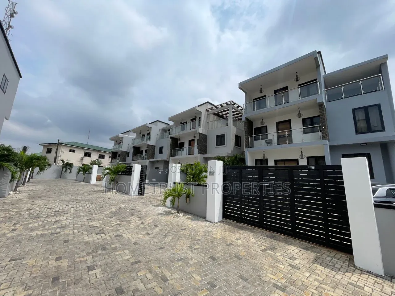 Furnished 4bdrm Duplex in Labone, Coffee Shop Area for rent in Coffee Shop Area