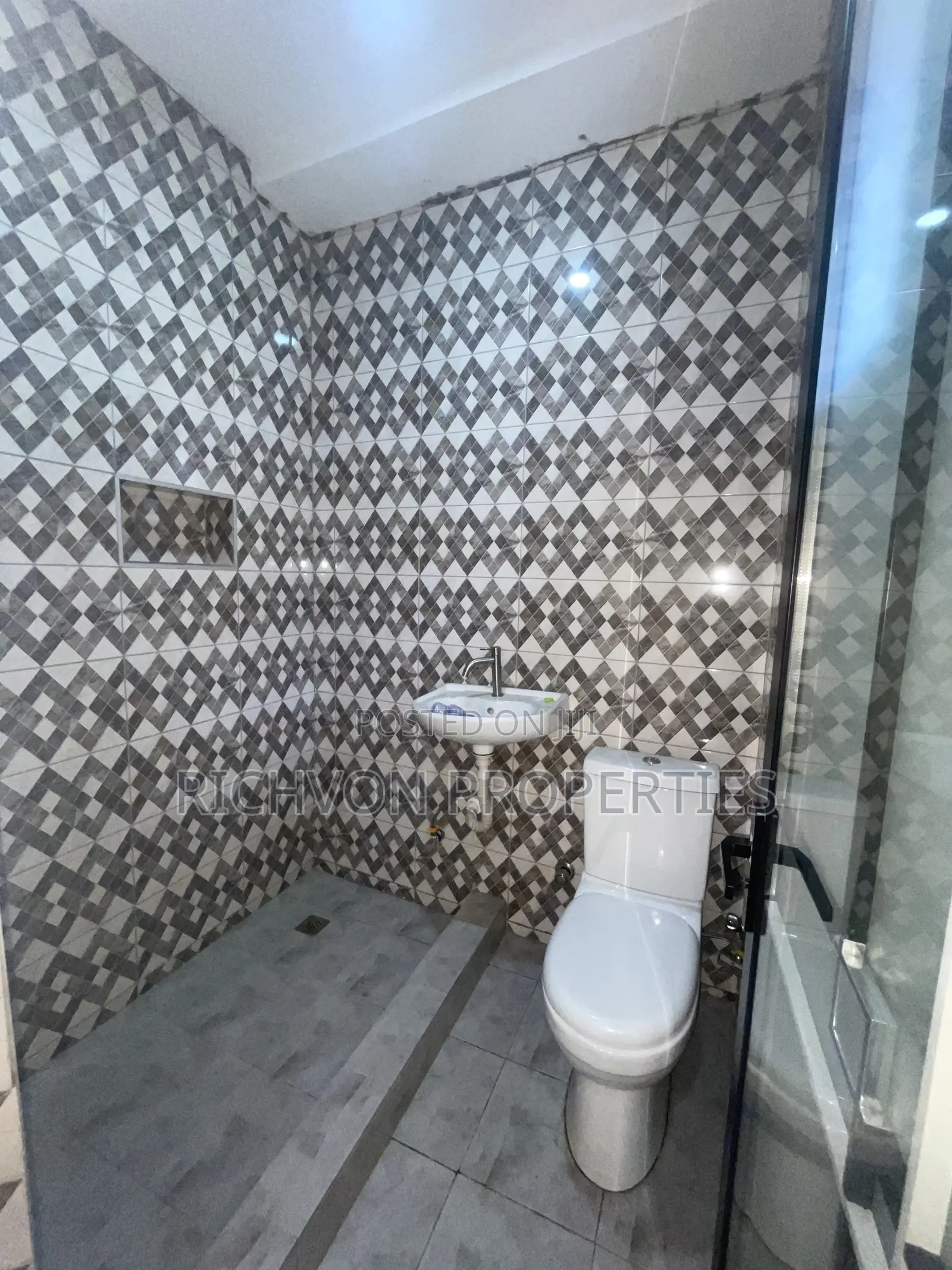 2bdrm Apartment in Richvon Properties, Baatsona Total for rent in Baatsona Total