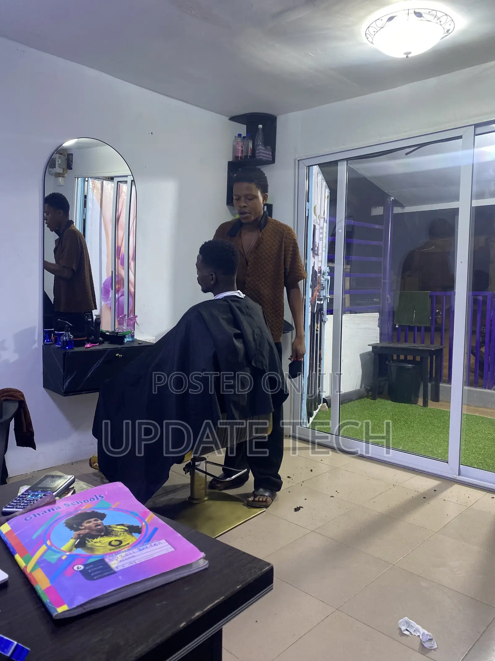 Barbershop for Sale ( Saloon) in Awoshie