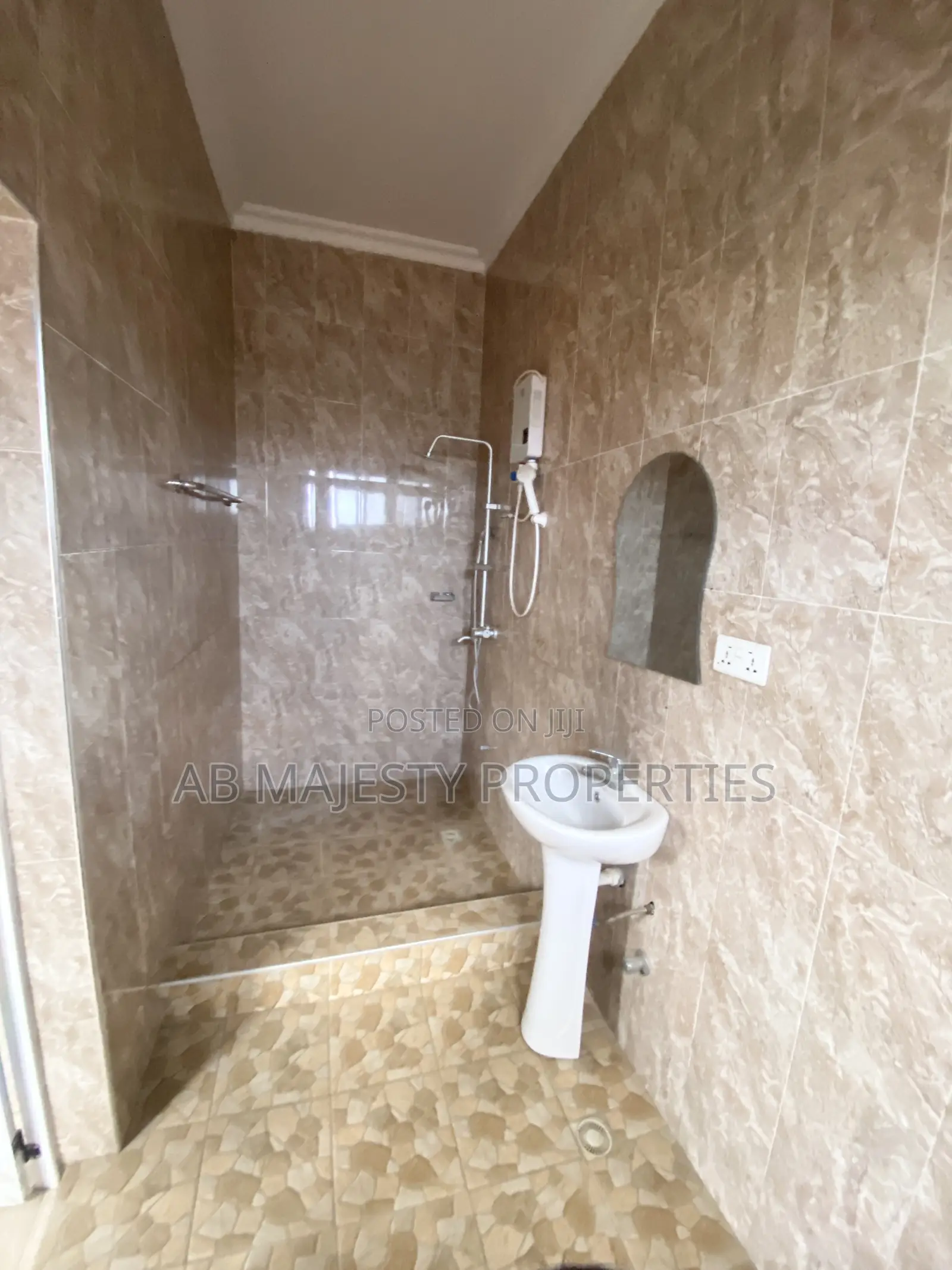 3bdrm Apartment in Ab Majesty, Baatsona Total for rent in Baatsona Total