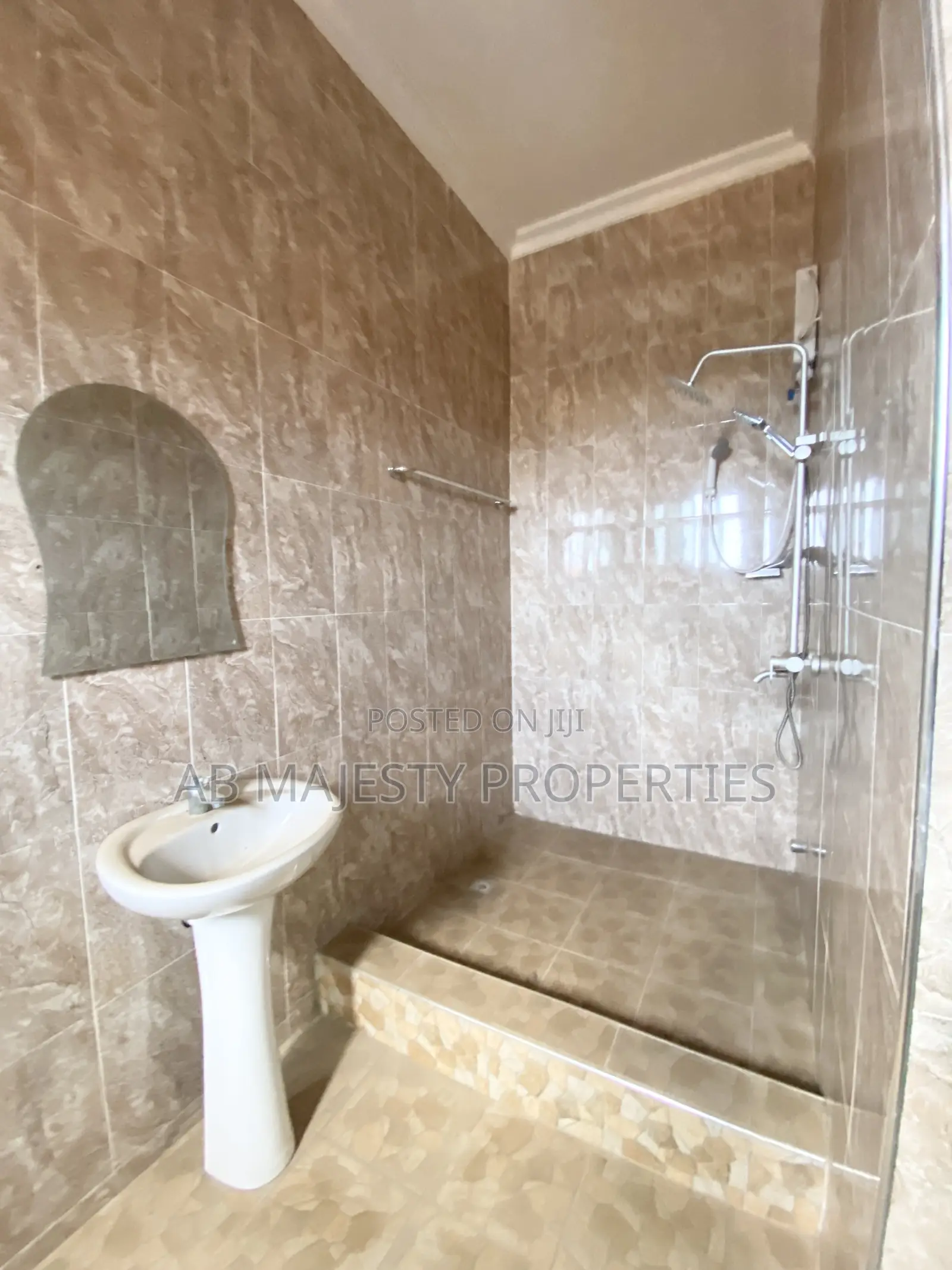 3bdrm Apartment in Ab Majesty, Baatsona Total for rent in Baatsona Total