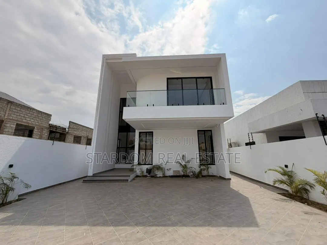 4bdrm Duplex in Lakeside Estate for sale in Lake Side Estate