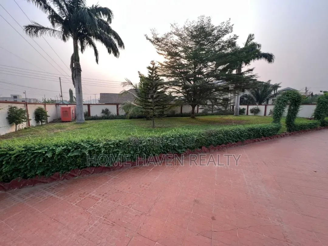 5bdrm House in Weija Scc Dvla for sale in Weija Junction