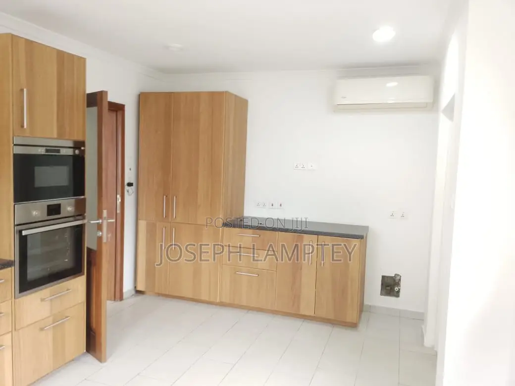 4bdrm Townhouse / Terrace in Joseph Lamptey, US Embassy Area for rent in US Embassy Area