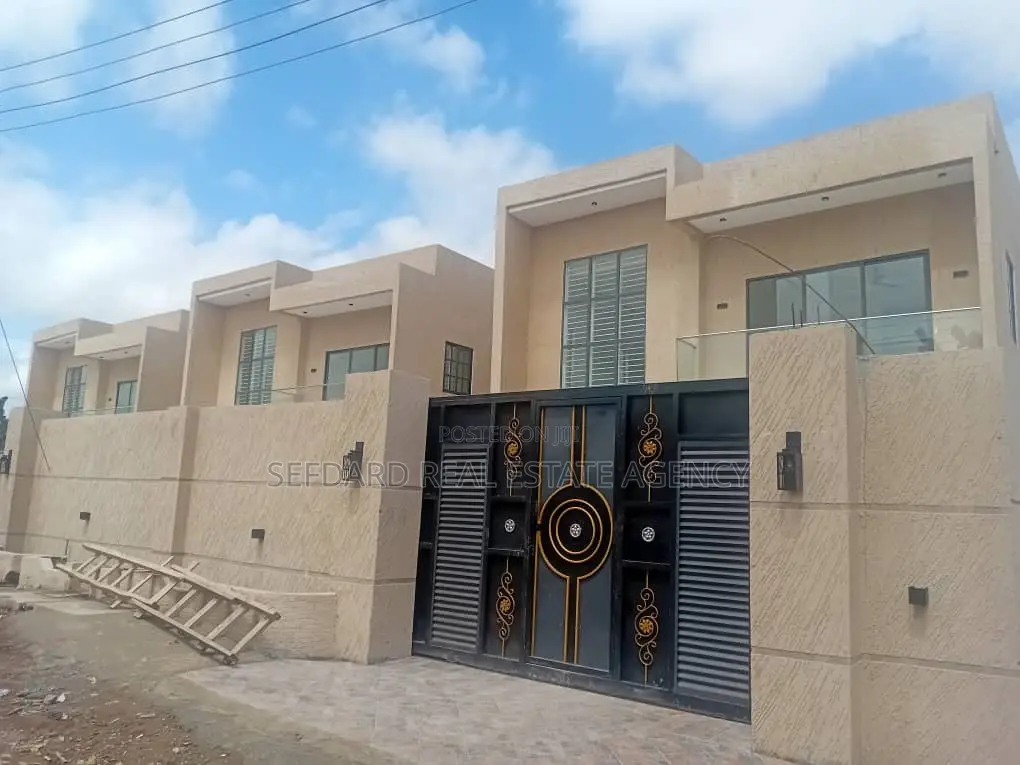 5bdrm Duplex in Sefdard Properties, Ashomang Estate for sale in Ashomang Estate