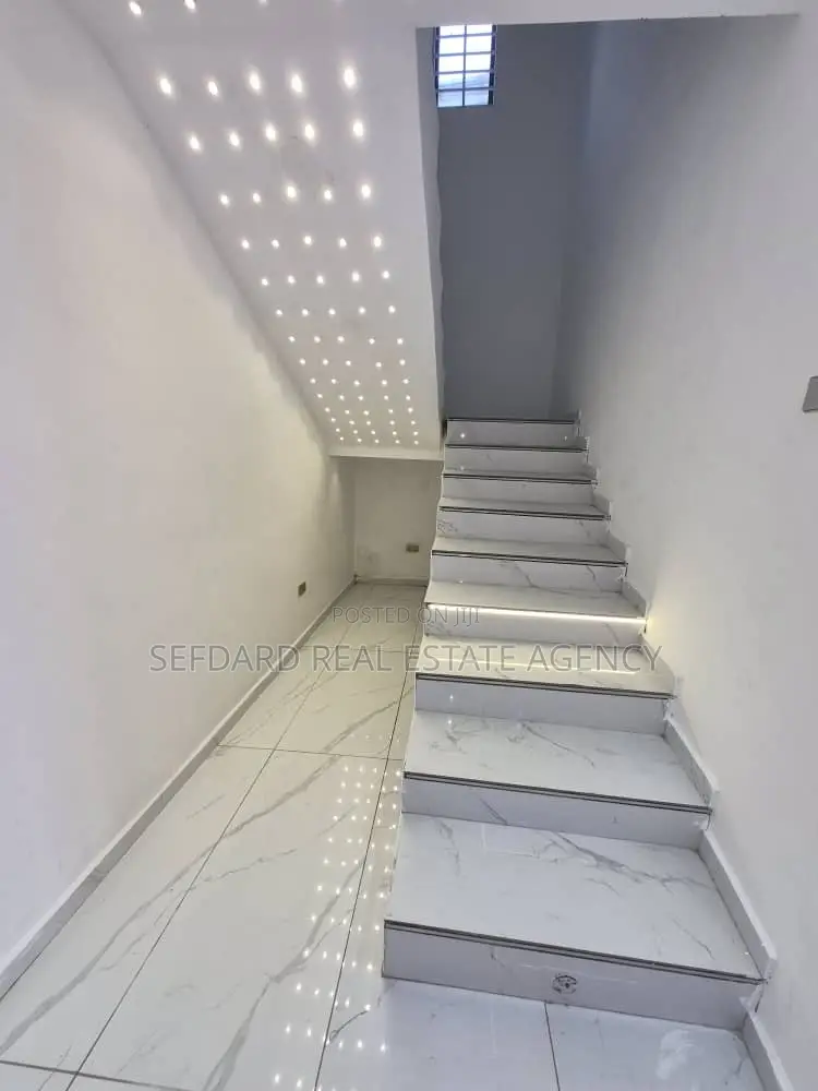 4bdrm Duplex in Sefdard Properties, Ashomang Estate for sale in Ashomang Estate