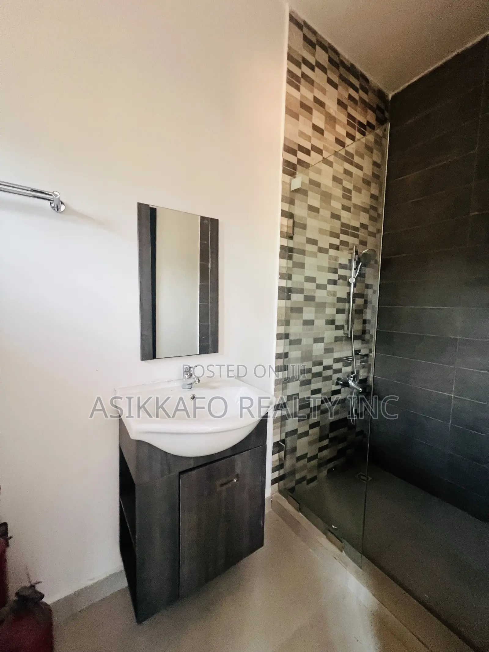5bdrm Duplex in Burma Hills, Tseaddo for rent in Tseaddo