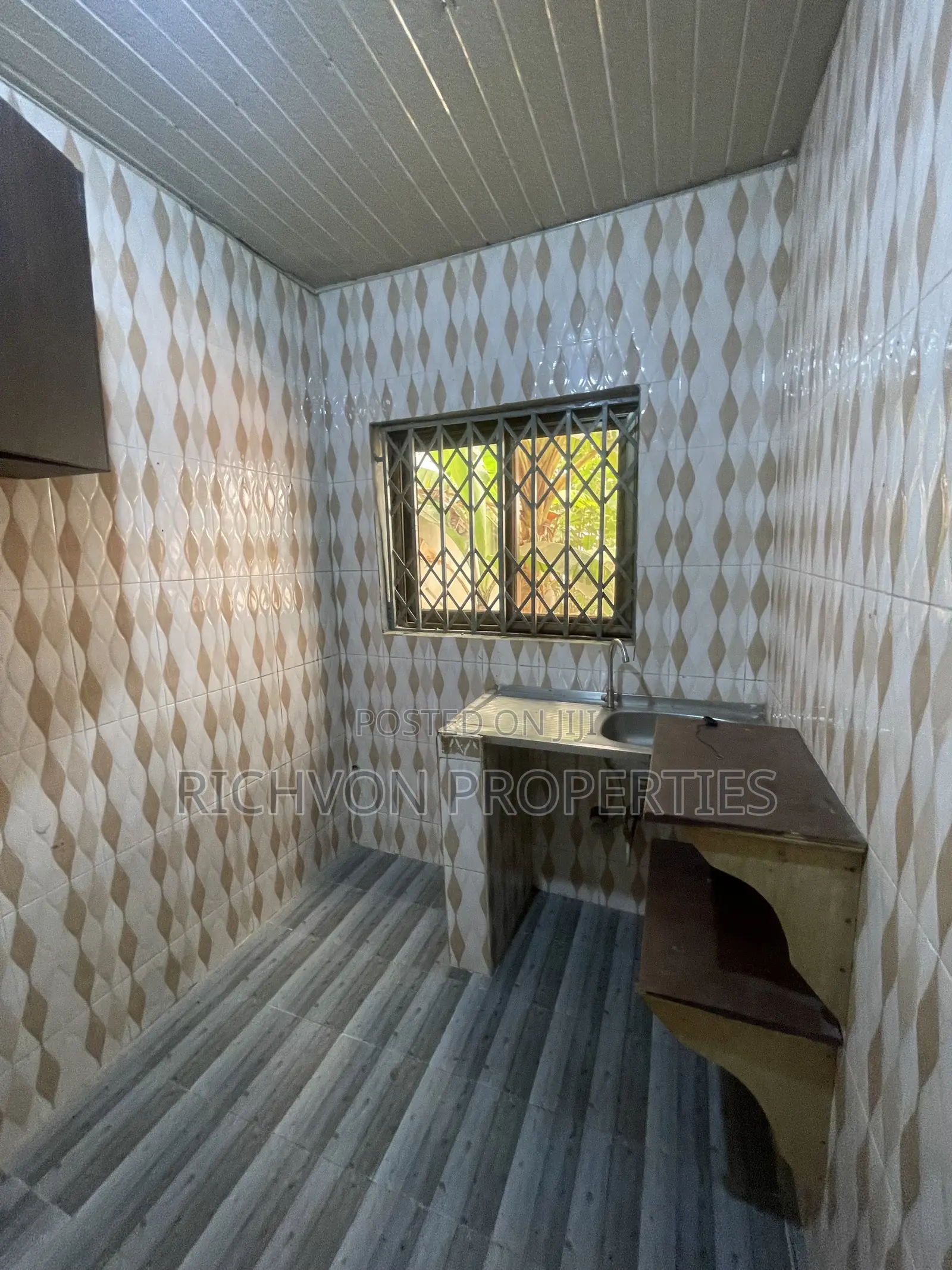 1bdrm Room & Parlour in Richvon Properties, Baatsona Total for rent in Baatsona Total