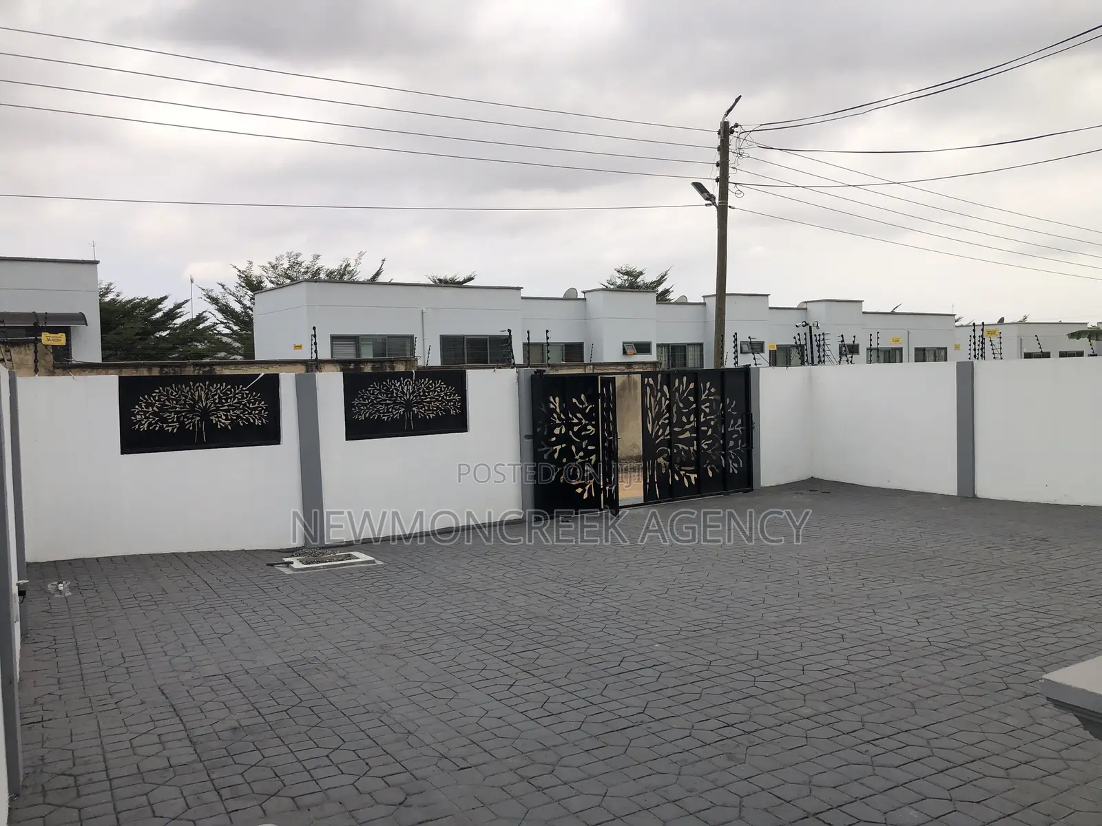 4bdrm Duplex in Ayi Mensah Toll, Accra Metropolitan for sale in Accra Metropolitan
