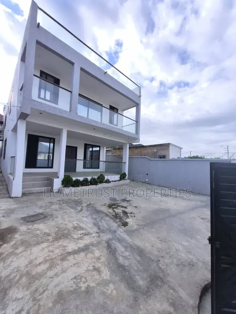 3bdrm Duplex in Kwabenya Acp for sale in Kwabenya