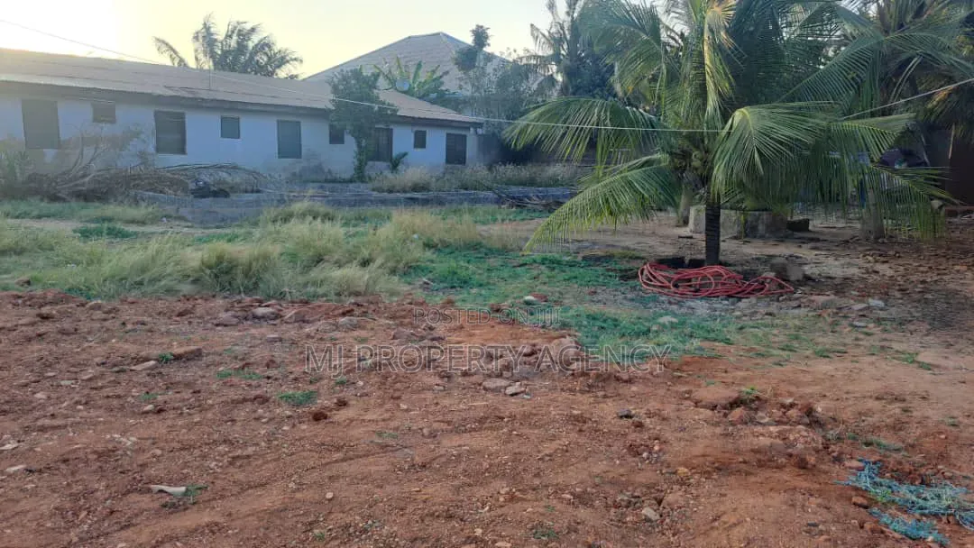 Half Plot for Sale in Community 25