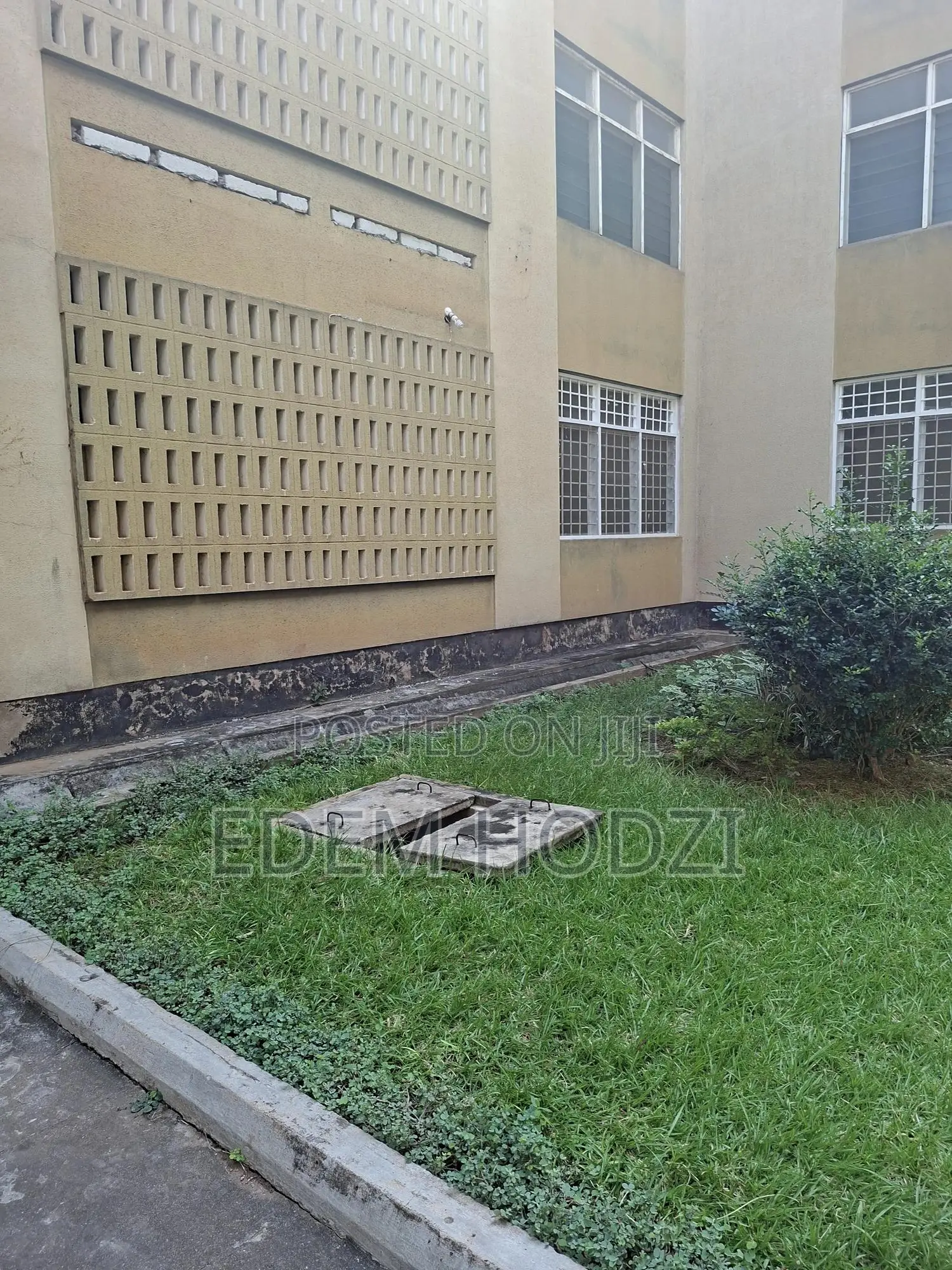 3bdrm Block of Flats in 2B Court 5, Housing Down for sale in Housing Down