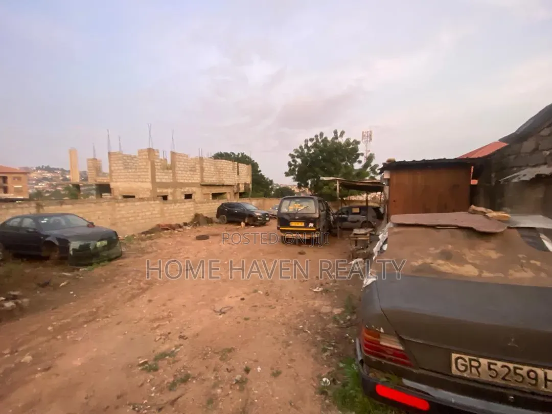 50/80 Size Land for Sale at Kwabenya Abuom in Kwabenya