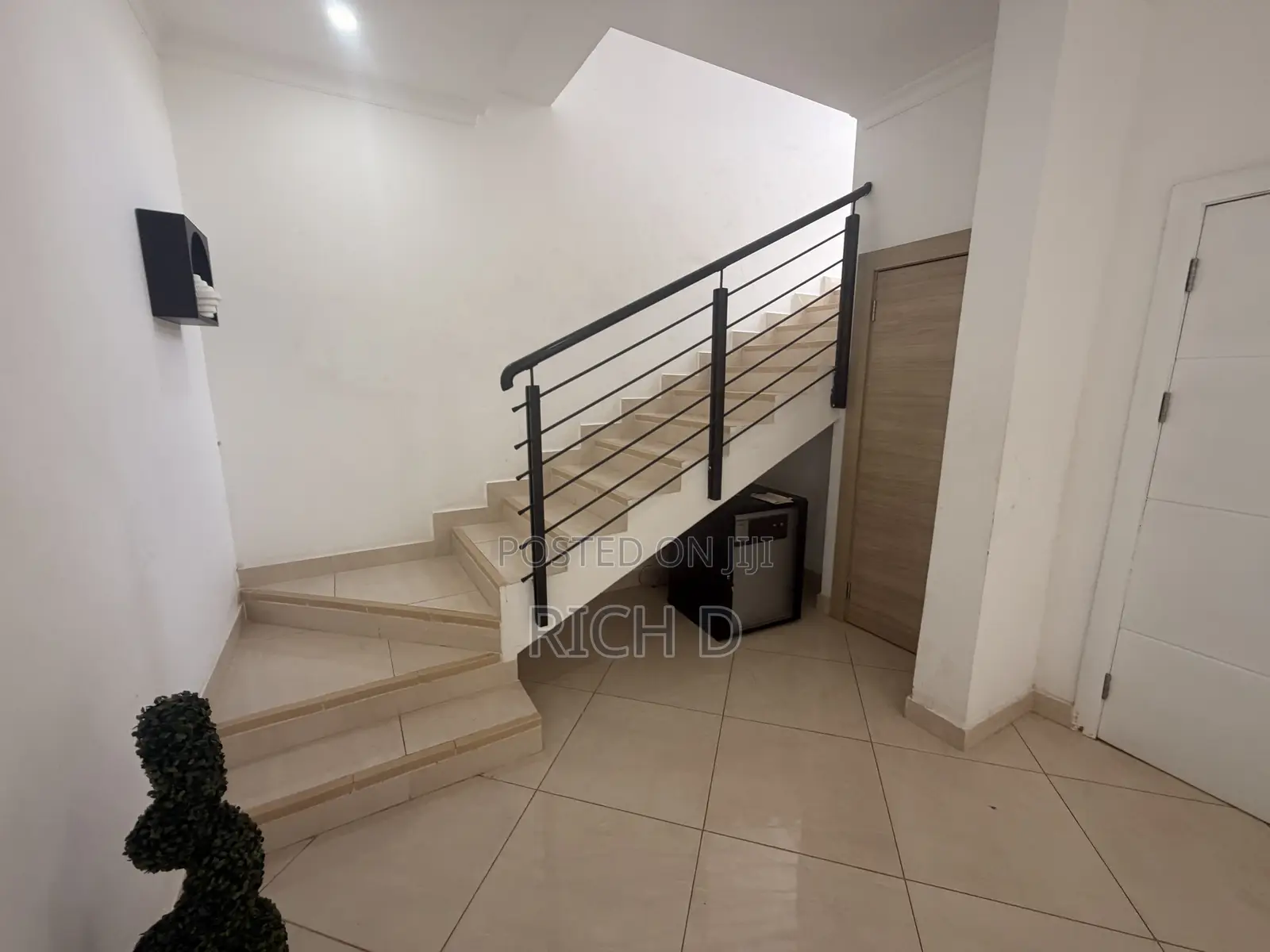 Furnished 3bdrm House in The Greens Estate, Community 25 for rent in Community 25
