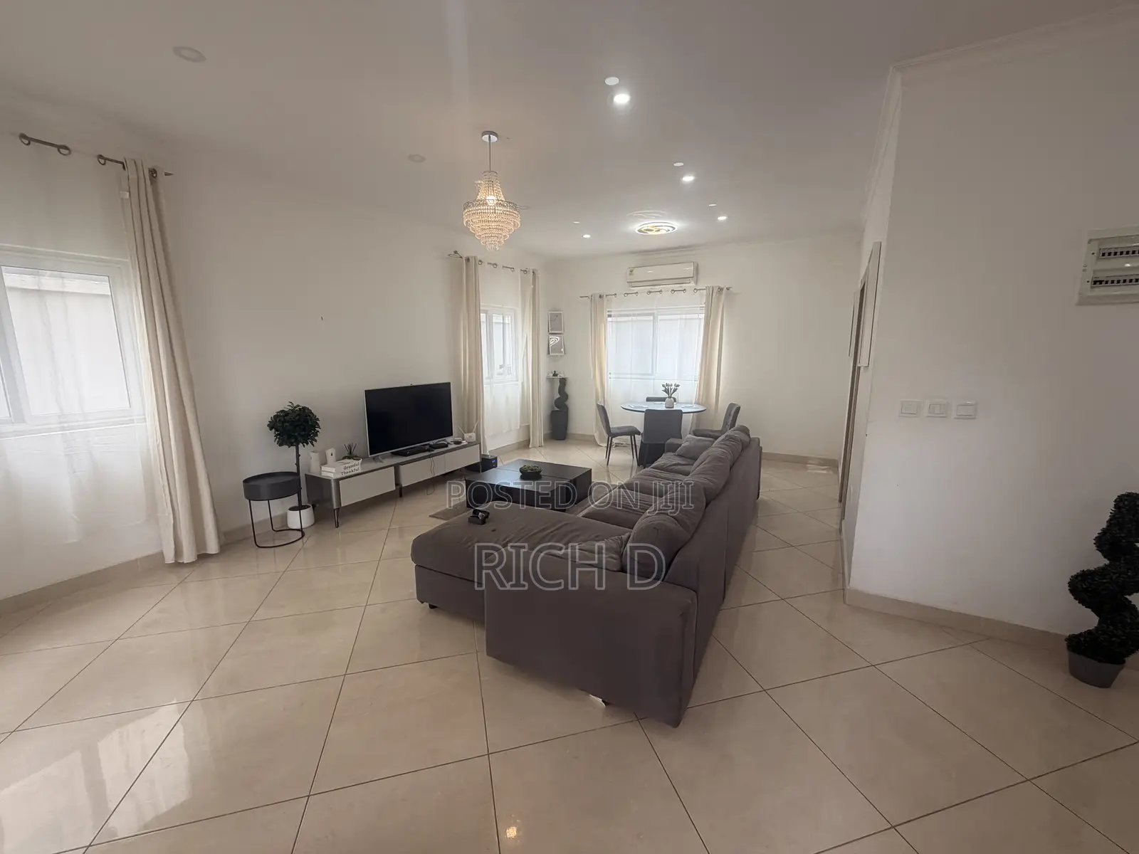 Furnished 3bdrm House in The Greens Estate, Community 25 for rent in Community 25