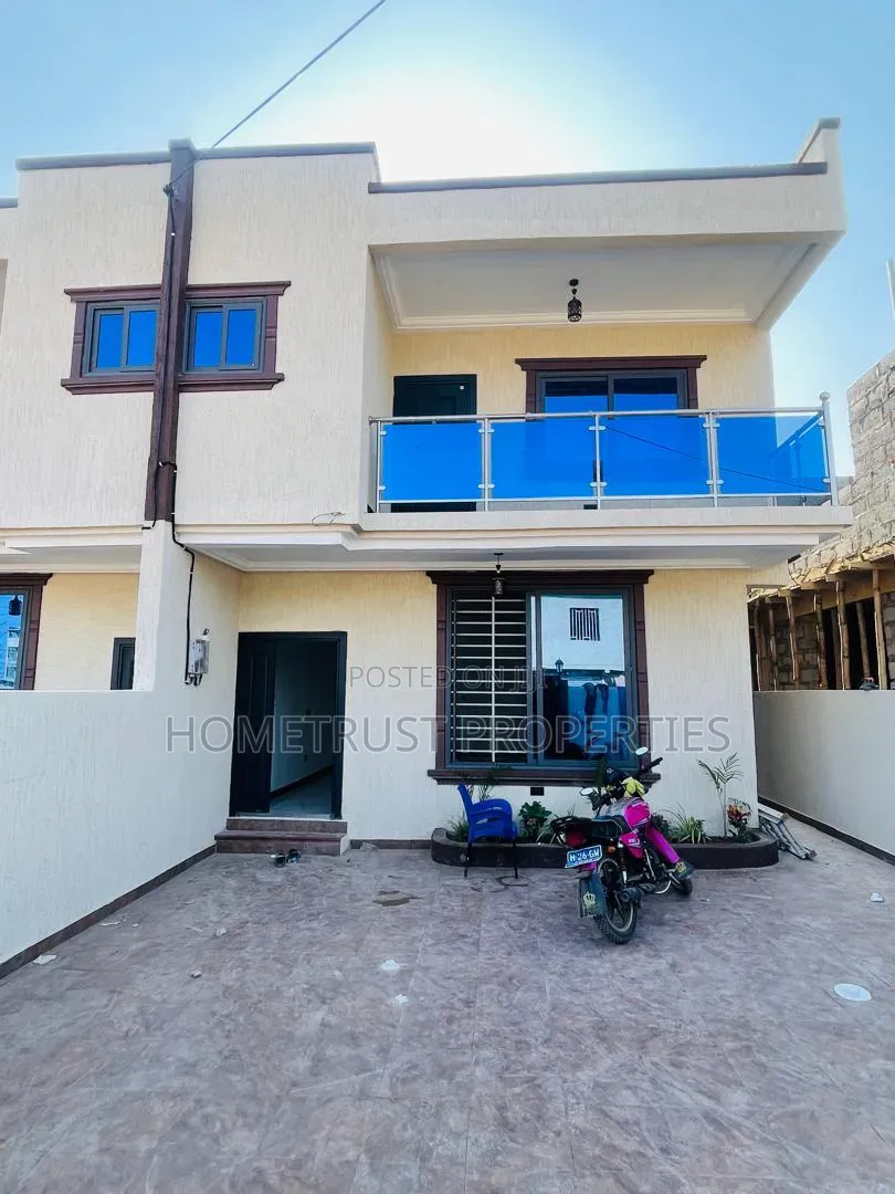 3bdrm Duplex in Kwabenya Acp for sale in Kwabenya