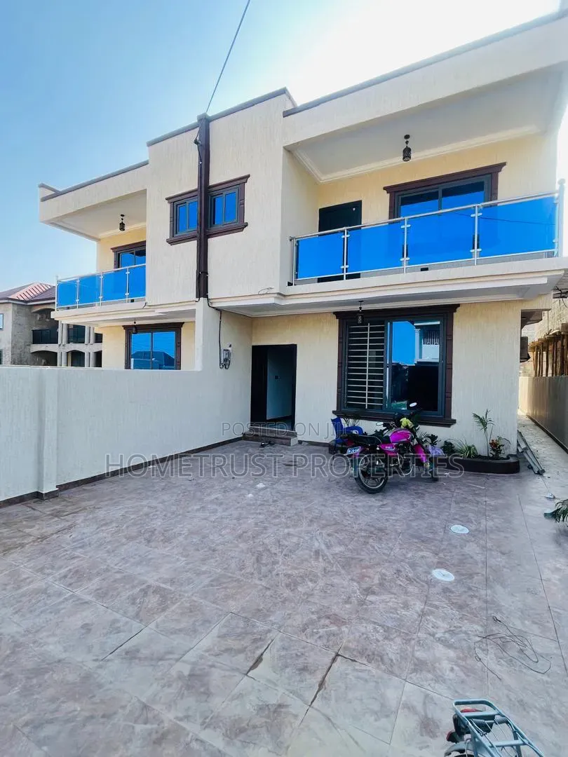 3bdrm Duplex in Kwabenya Acp for sale in Kwabenya