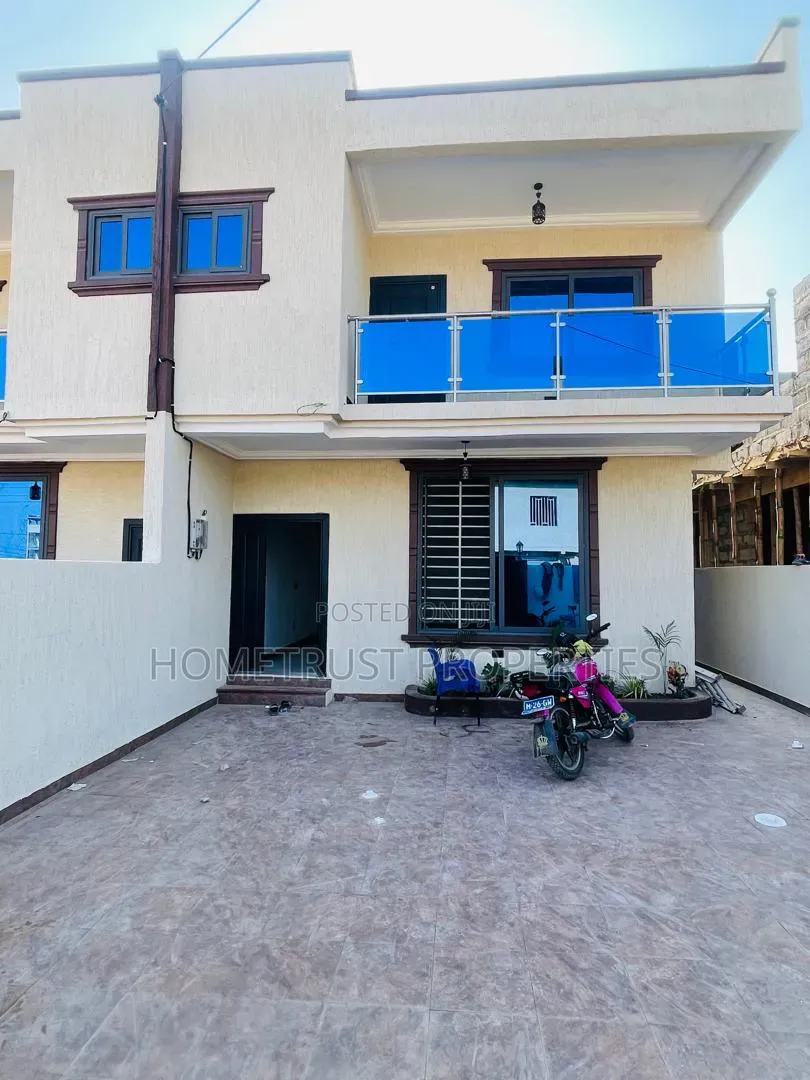 3bdrm Duplex in Kwabenya Acp for sale in Kwabenya