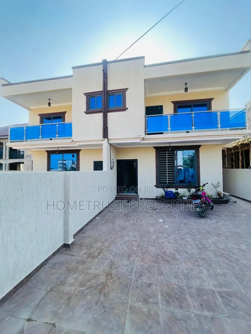 3bdrm Duplex in Kwabenya Acp for sale in Kwabenya