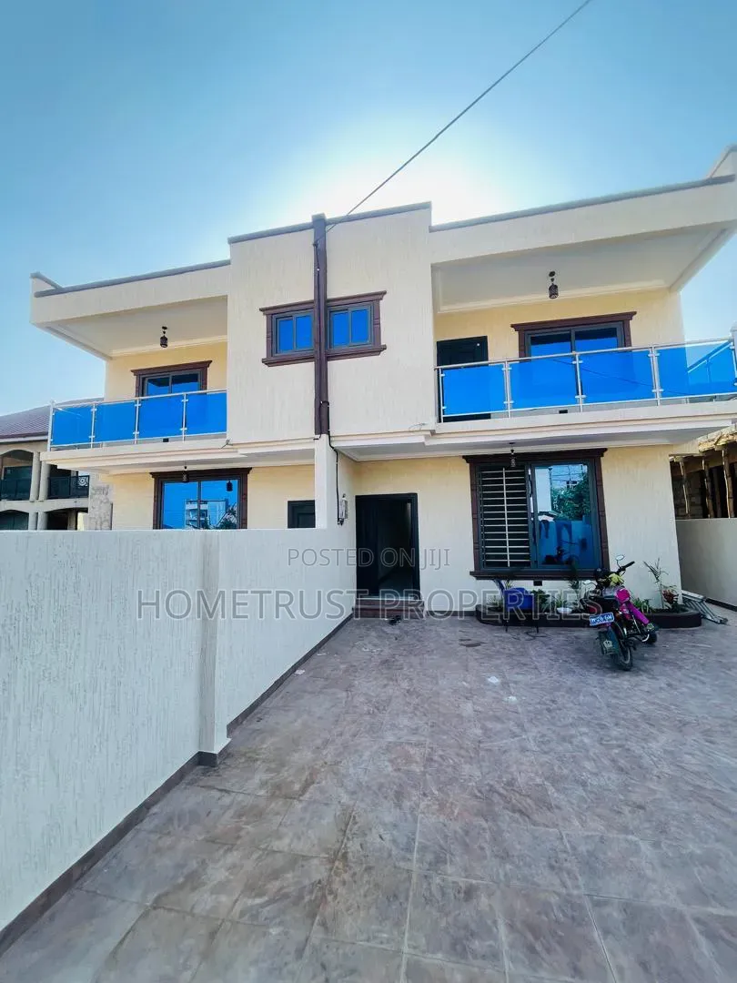 3bdrm Duplex in Kwabenya Acp for sale in Kwabenya