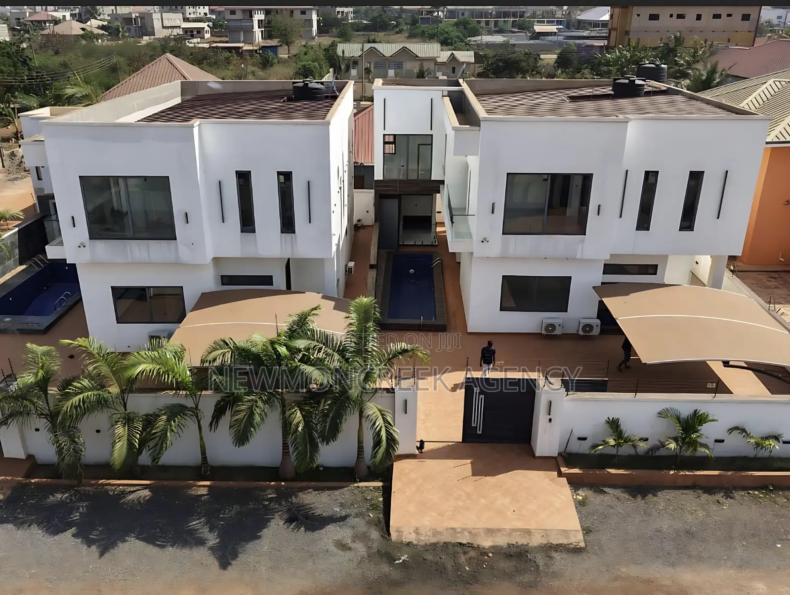 4bdrm Duplex in Amrahia Estate, Accra Metropolitan for sale in Accra Metropolitan
