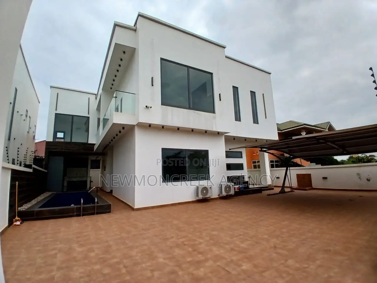 4bdrm Duplex in Amrahia Estate, Accra Metropolitan for sale in Accra Metropolitan
