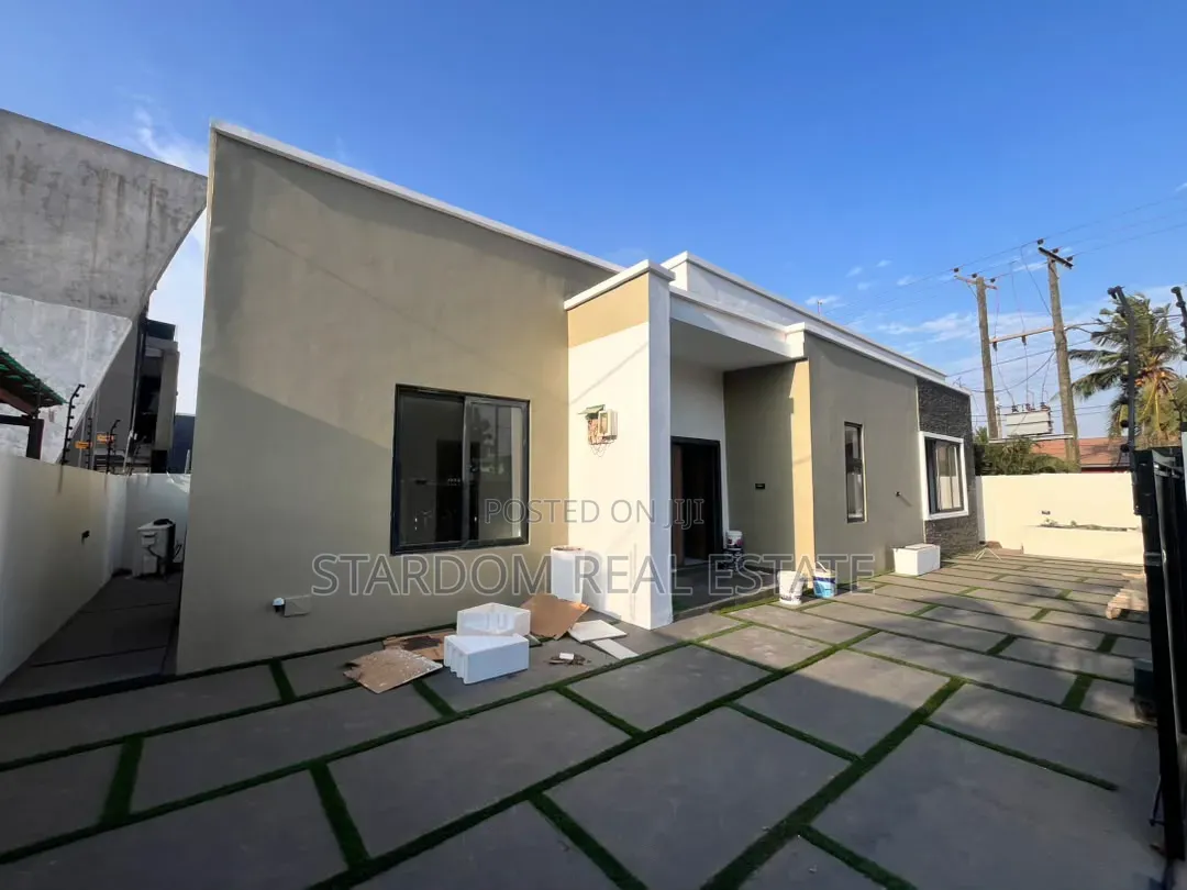 3bdrm Bungalow in Ashaley Botwe, School Junction for rent in School Junction