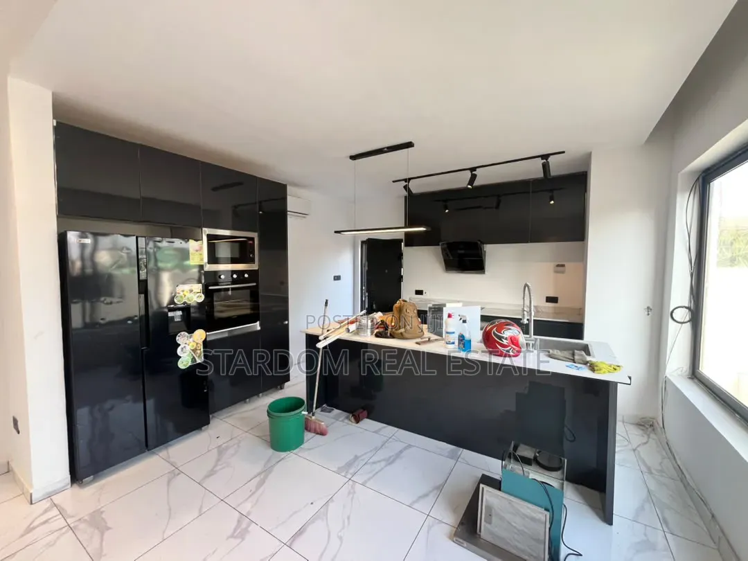 3bdrm Bungalow in Ashaley Botwe, School Junction for rent in School Junction